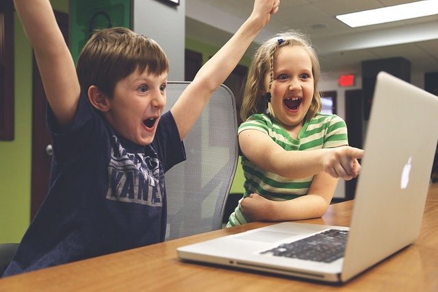 děti hrající si na počítači